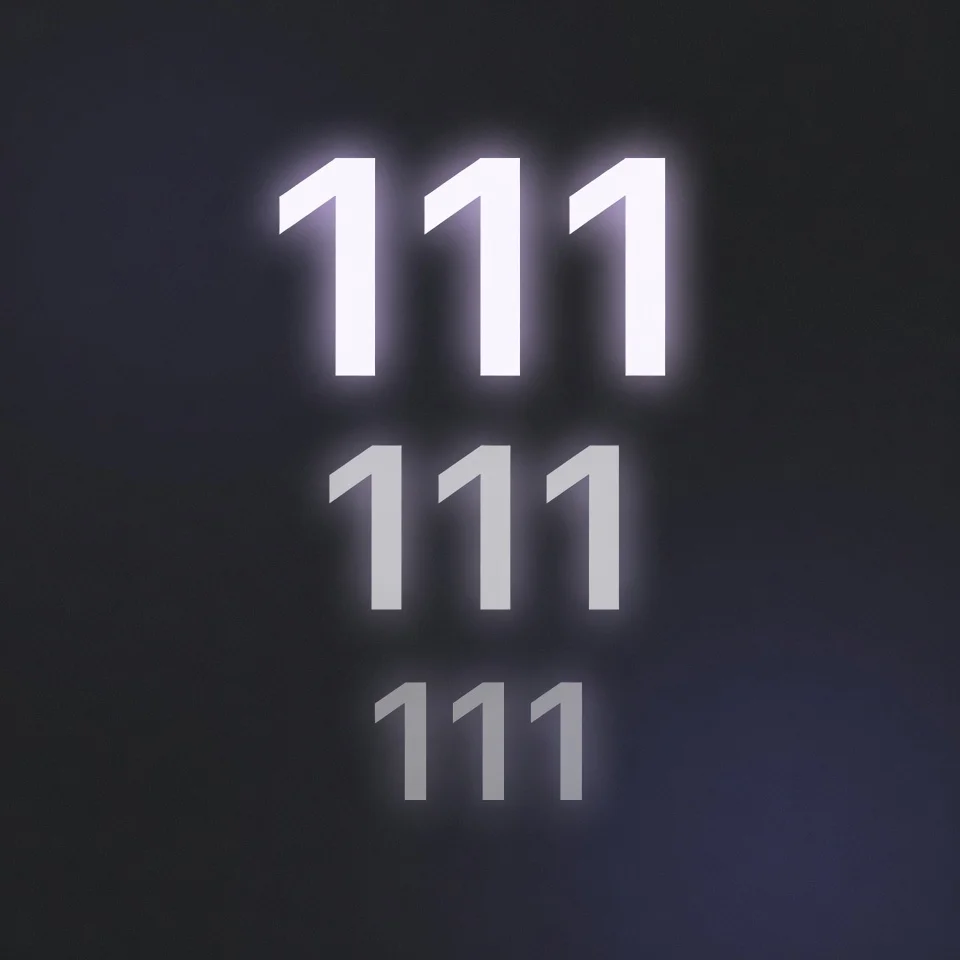 Il numero 111 ripetuto tre volte con opacità decrescente, design minimalista moderno