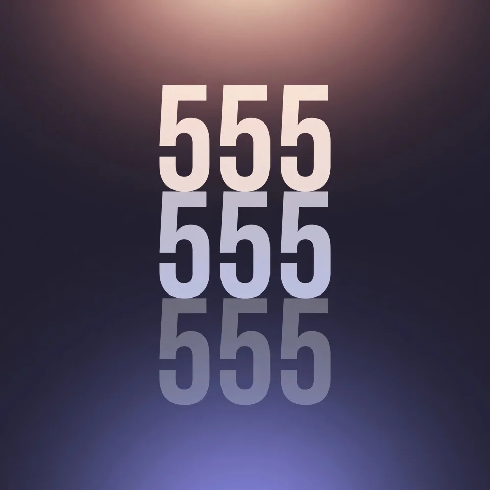 Il numero 555 ripetuto tre volte con opacità decrescente, design minimalista moderno